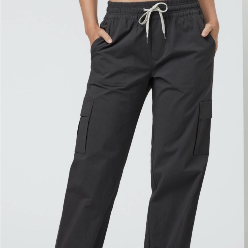 Vuori dark gray women’s cargo pant